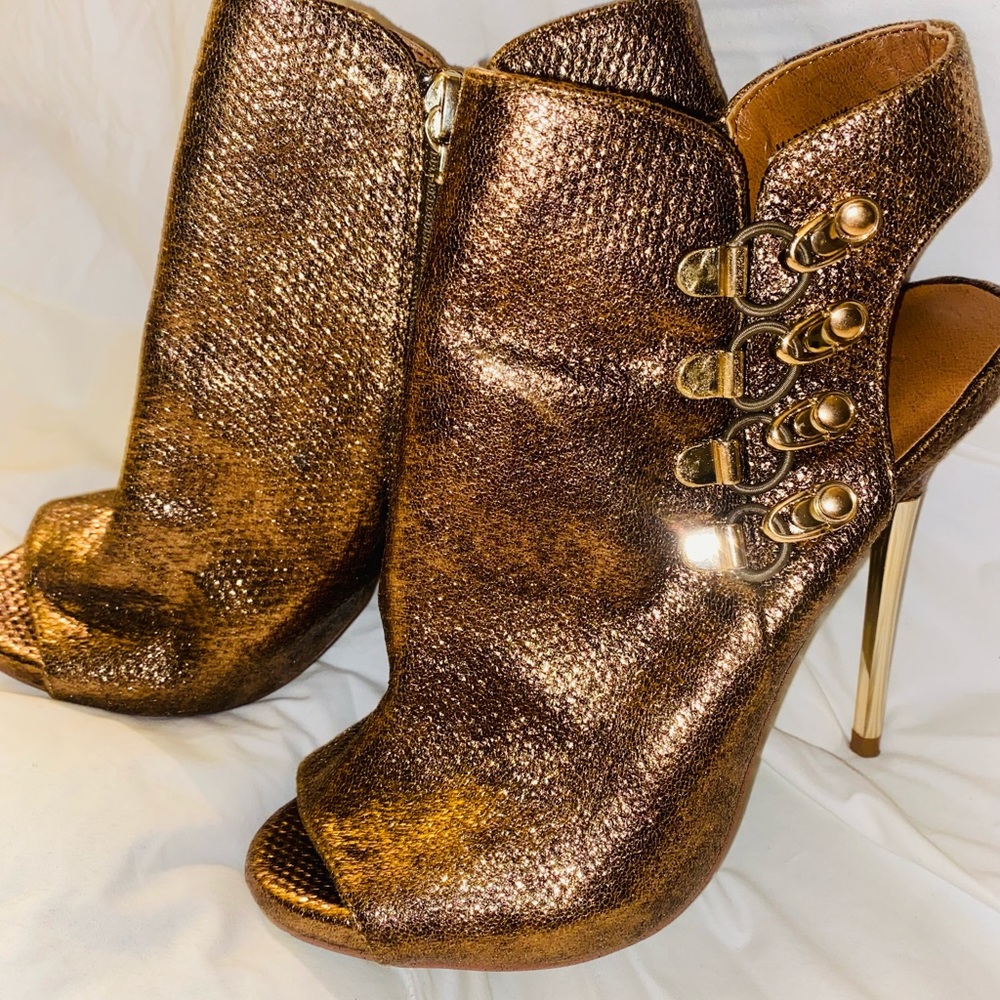 Gorgeous gold metallic Bebe high heels